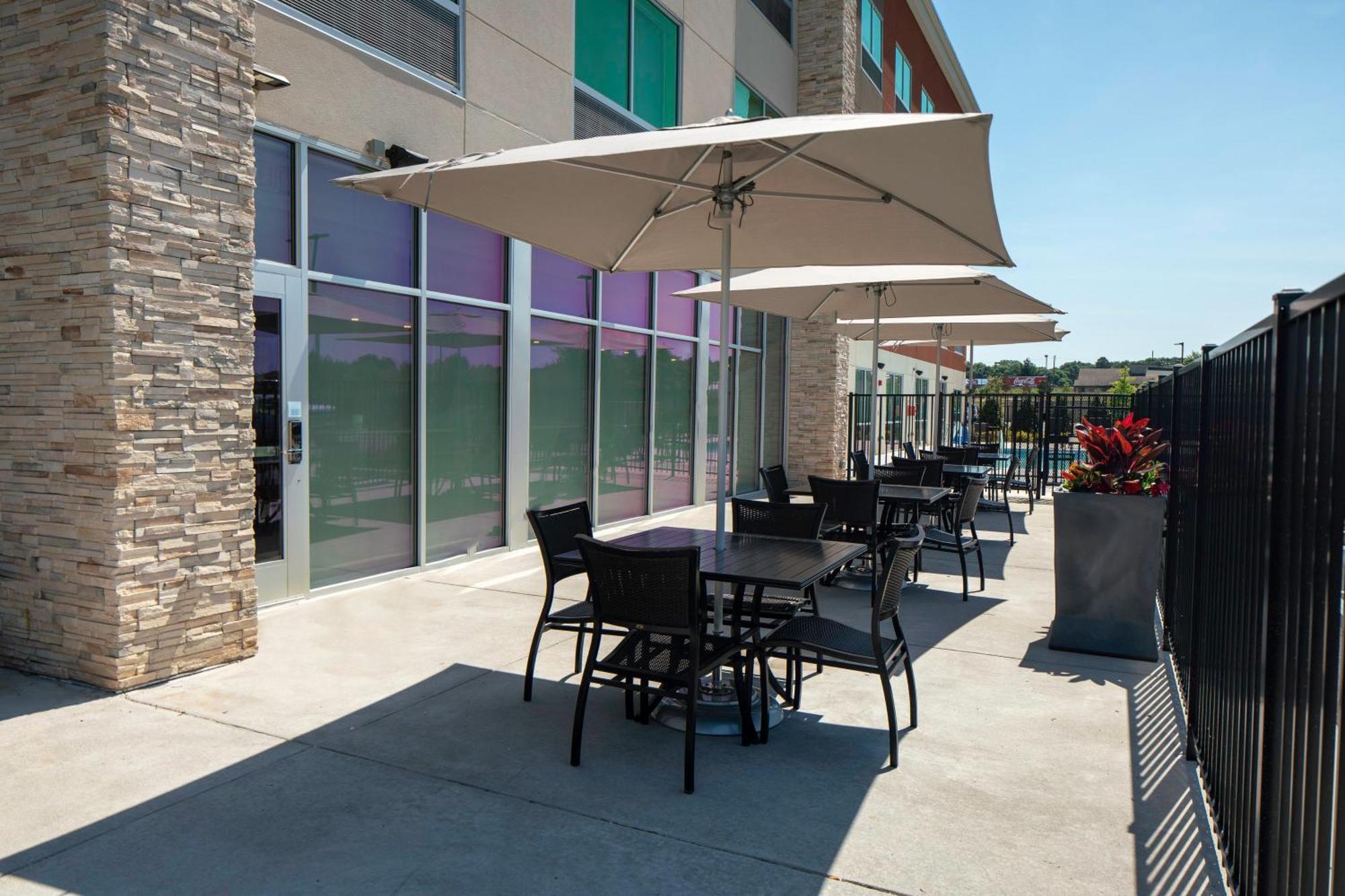 Holiday Inn Express & Suites Griffin Exterior photo